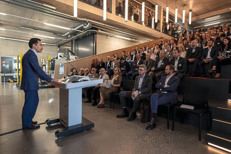 Après le mot de bienvenue du co-CEO Yannick Berner ainsi que les allocutions du conseiller d'État argovien Dieter Egli et du président de Swissmechanic Nicola Tettamanti, les nouveaux locaux de l’Urma Experience Center ont été officiellement inaugurés. (Source : Urma SA)