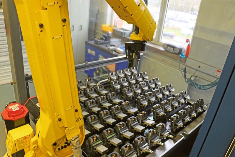 Die Kopfabdeckung eines Hüfteinschlägers fertigt Aesculap hochautomatisiert. Der 60-Paletten-Vorrat erlaubt eine mannlose Wochenendschicht. (Bild: Open Mind)