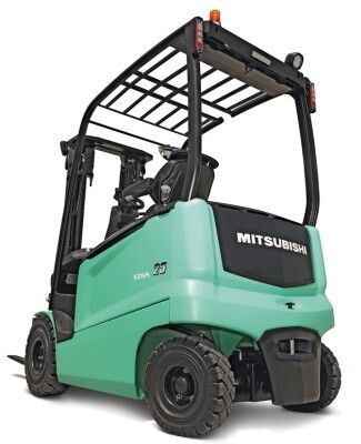 Red Dot Award 2015 - Elektro-Gegengewichtsstapler Mitsubishi EDiA EX von Hersteller Rocla Oy, Finnland: EDiA EX vereint eine robuste Bauweise mit Bedienkomfort und Sicherheit. Der Arbeitsplatz ist leicht zugänglich und mit den in die Armlehne integrierten Fingertipp-Hebeln, einem abgewinkelten Armaturenbrett und einer Sitzposition, die mehr Rundumsicht bietet, sehr ergonomisch. Das innovative Sensitive-Drive-System sorgt zudem für eine feine Abstimmung zwischen Benutzerbefehlen und Reaktion des Staplers. Dank Doppelantrieb an den Vorderachsen und Allradlenkung ist er stabil und wendig. (Bild: Red Dot)