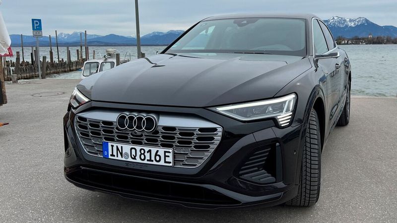 Tausende E-Trons müssen hierzulande bei den Servicepartnern vorgefahren werden. (Bild:  Dirk Kunde)