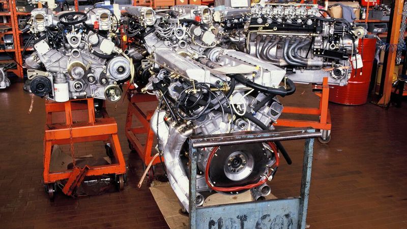 Alle Versionen des Countach verfügen über einen längs eingebauten V12-Mittelmotor. Der Motorblock und die Zylinderköpfe bestehen aus einer Aluminiumlegierung. Jede der beiden Zylinderreihen hat zwei oben liegende Nockenwellen, die über Rollenketten angetrieben werden. Die ersten Versionen haben je ein Ein- und ein Auslassventil pro Zylinder; ab dem Jahr 1985 (LP 500 Quattrovalvole) kamen vier Ventile pro Zylinder zum Einsatz. Die Kurbelwelle ist siebenfach gelagert. Der Hubraum wurde im Laufe der Jahre von 3.929 cm³ auf 5.167 cm³ vergrößert, die Motorleistung stieg von 276 kW (375 PS) auf 335 kW (455 PS). (Bild: Lamborghini)