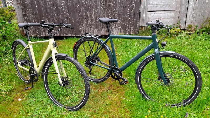 E-Citybike mal zwei: das „Tenways CGO600 Pro“ in Avocado-Grün (l.) und das „Ampler Stout“ in Evergreen.(Bild:  sp-x / Rudolf Huber)