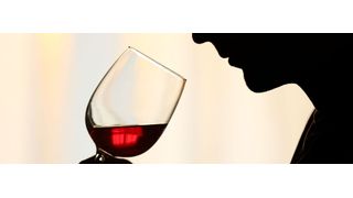 Viele Weinkenner werden sich die „Prüfung“ eines edlen Tropfens mithilfe ihrer eigenen Sinne nicht nehmen lassen. Viele Industriebereiche können aber von einer sensorischen Analyse unterschiedlichster Produkte per instrumenteller Sensorik sehr profitieren. (© Africa Studio - Fotolia)