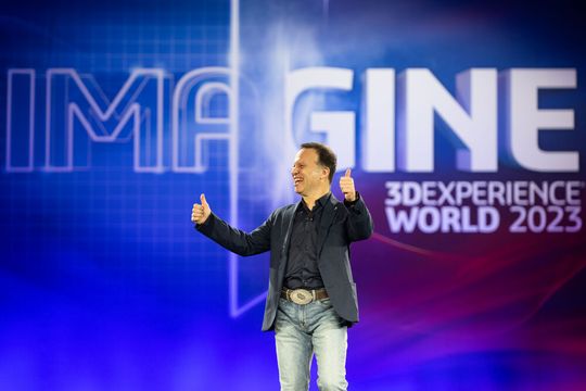 Den ersten Veranstaltungstag der 3D-Experience World 2023 eröffnete Gian Paolo Bassi, 3D-Experience Works SVP & Customer Role Experience bei Dassault Systèmes, der direkt die wichtigste Neuigkeit des Events bekanntgab: Ab 1. Juli 2023 enthält jede neu verkaufte Solidworks-Lizenz Cloud-Services auf der 3D-Experience-Plattform.(Bild:  Dassault Systèmes)