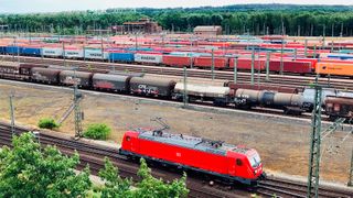 Mehr Güter auf die Schiene? Danach sieht es vorerst nicht aus. (Bild: Volker Emersleben / Deutsche Bahn )
