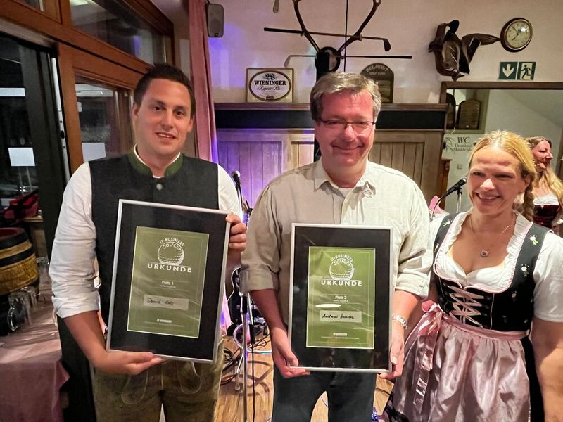 Hannah Lamotte (IT-BUSINESS) gratuliert den Netto Klasse B Siegern: Daniel Eder (l., TechData) und Andreas Hansen (Boston) (Bild: Vogel IT-Medien GmbH)