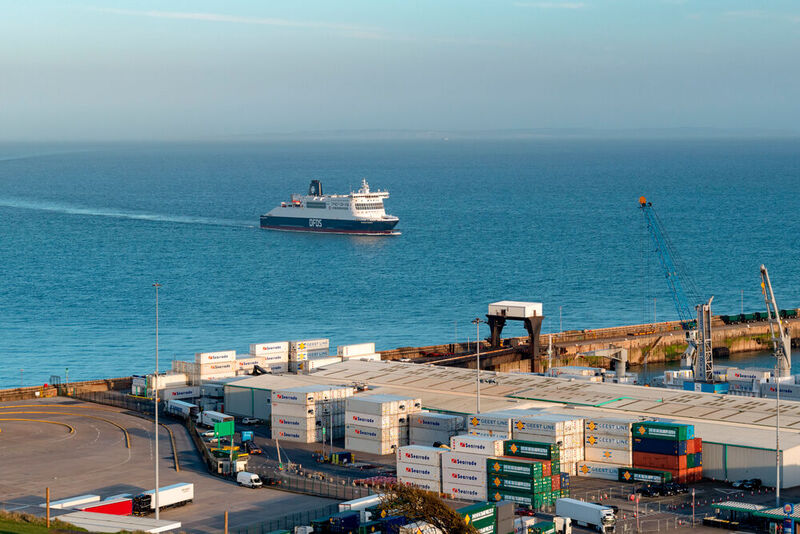 Nach dem Brexit ändern sich für Unternehmen einige rechtliche Dinge, etwa beim Warenhandel mit Großbritannien. Im Bild: Der Hafen in Dover.