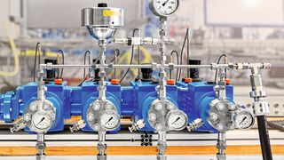 Um den bewährten M900-Pumpenkopf auch für Volumenströme von weniger als 1 l/h und Förderdrücke von 150–400 bar nutzen zu können, wurde er für die beiden kleinsten Baugrößen der Ecoflow-Pumpen eigens angepasst. (Lewa)