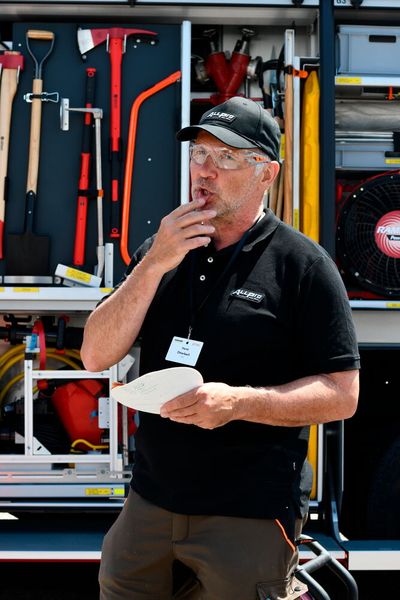 Horst Otterbach, Portfoliomanager Baugeräte bei Stihl, führt durch die Produktvorstellung im Freigelände. (Bild: Maienschein)