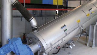 Die Funktion der Schneckenpresse unterteilt sich für gewöhnlich in einen Verdichtungs- und einen Spülvorgang, wobei beide Teilprozesse ganz unterschiedliche Anforderungen an den Antriebsmotor stellen. (Huber)