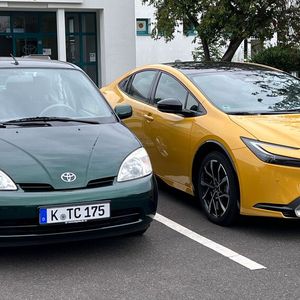 Zwischen der ersten und fünften Generation des Toyota Prius liegen nicht nur technische Fortschritte, sondern auch optische. Die mit 13,6 kWh deutlich vergrößerte Lithium-Ionen-Batterie der Plug-in-Version bei der fünften Generation ermöglicht auch rein elektrisches Fahren – anders als beim Ursprungsmodell.(Bild:  autodrom)