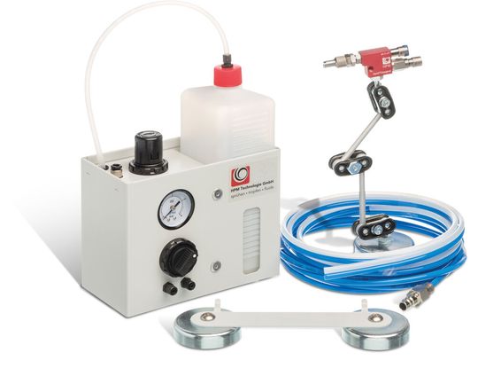 Das tragbare Minimalmengenschmier-System Mini TC mit Magnethalterung kann einfach an Sägen, Bohrmaschinen und beim Gewindeschneiden eingesetzt werden, um Kühlschmierstoff (KSS) zu sparen. Es funktioniert außerdem auch mit biobasierten KSS, die hautverträglich sind.(Bild:  HPM Technologies)