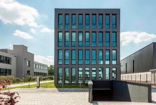 Der chinesische Hightech-Lasermaschinenhersteller Maxphotonics hat jetzt in Gilching bei München diese Europazentrale in Betrieb genommen. Was die Laserspezialisten für den europäischen Markt nun bieten können, erfahren Sie hier ...(Bild:  Maxphotonics)