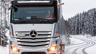Daimler Trucks hat derzeit kalten Gegenwind, die Nachfrage geht weltweit zurück. (Bild: Daimler)