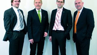 Haben zum Jahreswechsel das Unternehmen vom Vater übernommen: Dipl.-Inf. Simon Thomas (links) und Dipl.-Ing. Mathias Thomas (3.v.l.) treten die Nachfolge von Prof. Dr.-Ing. Frank Thomas (2.v.l.) an. Dipl.-Ing. Frank Obschonka (rechts) übernahm zum Jahreswechsel die Vertriebsleitung.Bild: Dr. Thomas + Partner (Archiv: Vogel Business Media)