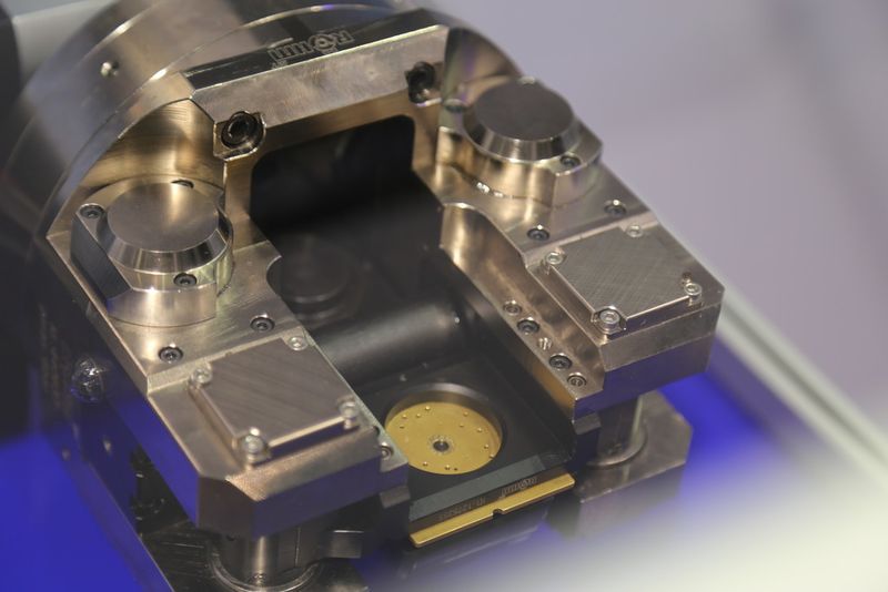 Röhm auf der AMB 2014: Genial, dieses Spannsystem wurde speziell von Röhm gemeinsam mit der Schweizer Uhrenindustrie entwickelt, um Uhren-Platinen in einer Aufspannung auf beiden Seiten bearbeiten zu können. Des Futter erhielt den MM-Award. (Bild: Böhm)