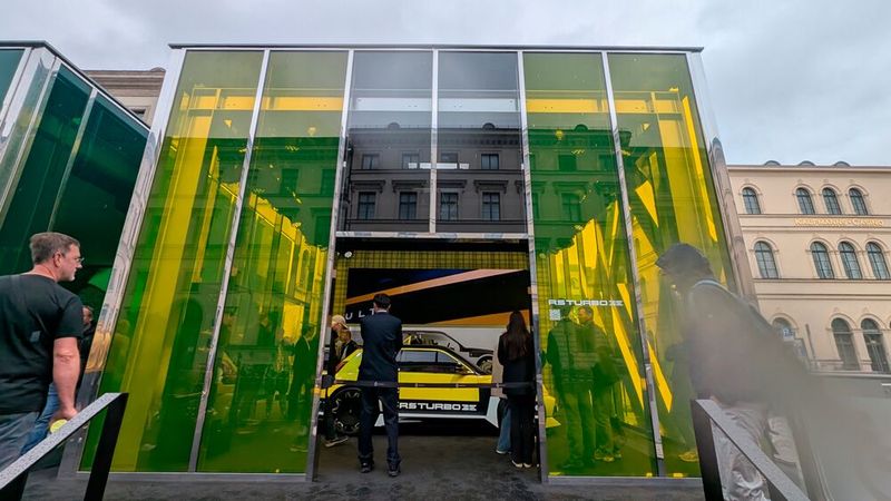 Ein Eyecatcher ist auch der Renault-Stand selbst. (Bild: Mauritz – VCG)