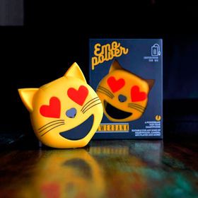 Die Emoji-Powerbank-Katze ist ein ebenso cooles wie praktisches Ladegerät für unterwegs mit einem süßen Look. Bei Monsterzeug.de kostet die Powerbank 19,95 Euro. (Bild: Monsterzeug)