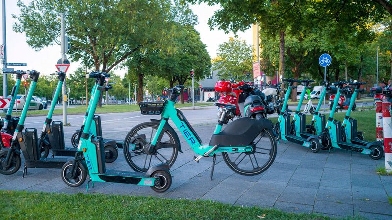 Mehr als die Hälfte der befragten Passanten gab an, sich durch falsch abgestellte E-Scooter oder eine rücksichtslose Fahrweise ihrer Nutzer gestört zu fühlen.(Bild:  ADAC)