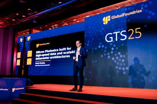 Staunend konnten die Besucher des „Global Foundries Technology Summit EMEA“ im vergangenen Jahr hören, dass Solocon Photonics aus dem eigenen Haus ins Rechenzentrum gehört, zumal überwiegend Kunden und Partner aus der Automobilbranche anwesend waren; denn das ist das Feld, das der Halbleiterhersteller bekanntermaßen bedient. (Bild:  Global Foundries)