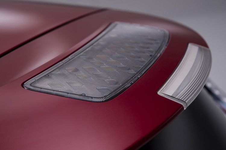 Das Dach wird durch den Heckspoiler dynamisch verlägert. (Foto: Nissan)