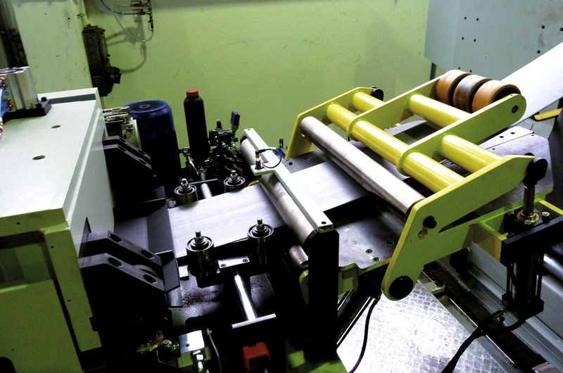 Band zwischen Haspel und Einlauf in die Vorschubrichtmaschine RMA 100.9.600/C von Millutensil. Abwickeln und Richten passiert dabei auf engstem Bauraum. (Bild: Kuhn)
