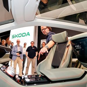 Beispielsweise der Innenraum: Schwenkbare Einzelsitze und eine schwebende Mittelkonsole sind derzeit das Markenzeichen der Studie, aber aus Gründen der Crashsicherheit und der Kosten eher schwer zu realisieren.(Bild:  Skoda)