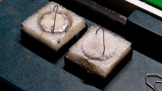 Wenn es sehr, sehr kalt ist, fließt der Strom in einigen Materialien (Metall, Keramik etc.) ohne elektrischen Widerstand. (Bild: Bild von Hans Braxmeier auf Pixabay)