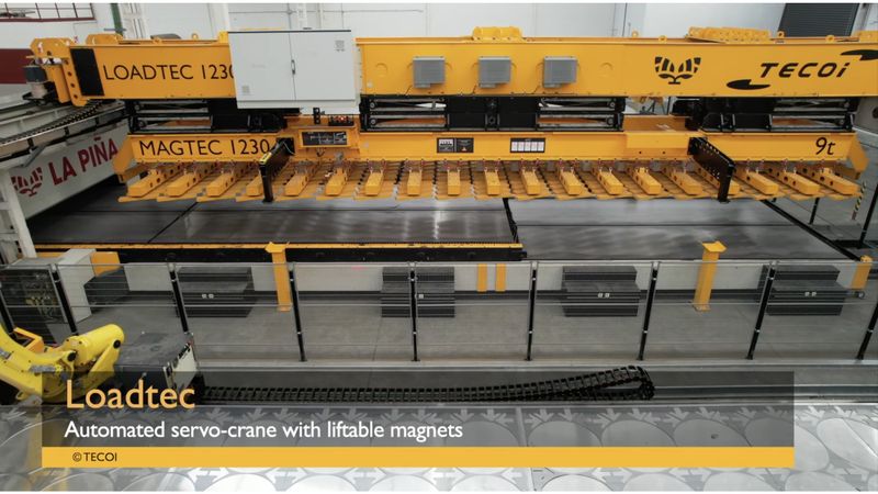 Das System Loadtec von Tecoi: Nach dem Schneiden transportiert ein servogesteuerter Kran mit beweglichen Magneten das geschnittene Material in einen Bereich, wo Roboterarme übernehmen, die von Lantek Expert gesteuert werden. (Bild:  Tecoi)