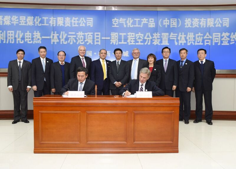 Air Products Chairman, President and CEO Seifi Ghasemi (fifth from left) and Party Secretary and Chairman of Shanxi Jincheng Anthracite Coal Mining Group, Li Hongshuang (sixth from left), witness the contract signing by Mr. Niu Hong Kuan, chairman, Jinmei Huayu (seated left at table) and Phil Sproger , vice president-Asia On-site Business Development, Air Products.  (Air Products)