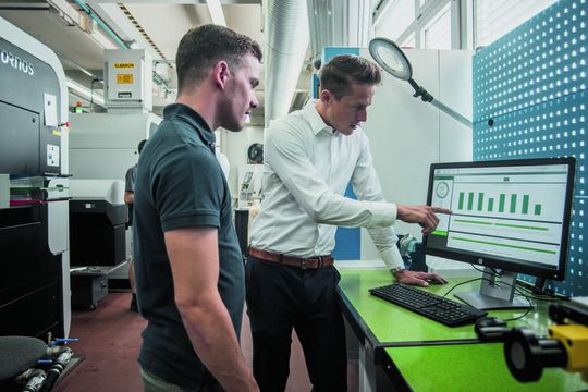 Aus den stets aktuell erfassten Maschinendaten lassen sich wichtige Informationen zum Optimieren der Prozesse ableiten. Aus den stets aktuell erfassten Maschinendaten lassen sich wichtige Informationen zum Optimieren der Prozesse ableiten.