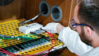 Ein Forscher kontaktiert eine Pouchzelle mit Elektrodenmaterialien aus dem Projekt „Thüringer Natrium-Ionen-Batterie für die skalierbare Energiespeicherung“. (Bild: Fraunhofer IKTS)