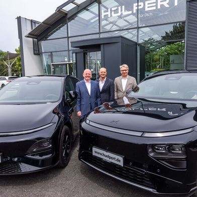 Xpeng gibt es künftig bei der Hülpert-Unternehmensgruppe (v.l.n.r.): Michael Webels, Sprecher der Hülpert-Geschäftsführung, Riccardo Kuhn, Brandmanager Xpeng bei Hülpert, und Thomas Giepen, Geschäftsführer Hülpert Mobility Holding. (Bild: Stephan Schütze)