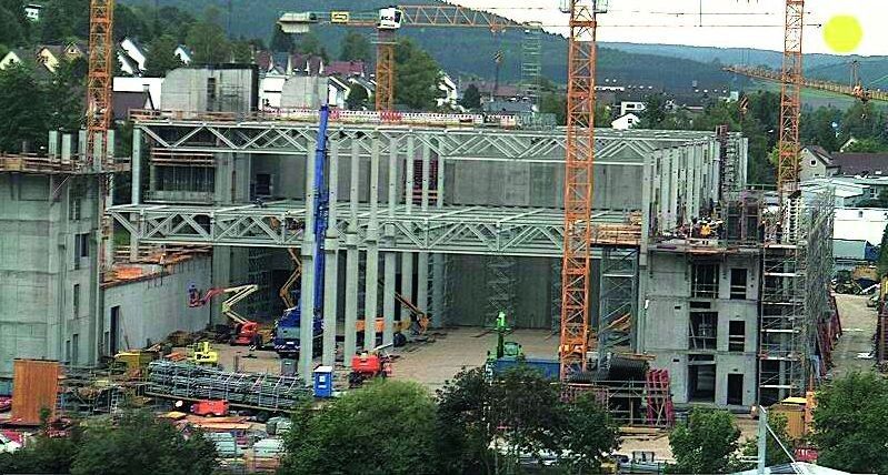 Der Rohbau der Innovation Factory ist mittlerweile so weit fortgeschritten, dass die endgültigen Konturen des Gebäudes erkennbar werden. (Bild: Aesculap)