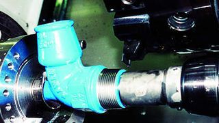 Mit der Schneide eines üblichen Drehwerkzeugs wird ein Gewinde getestet. Hat das Werkstück Übermaß, entsteht ein Reibungsgeräusch, das der Körperschallsensor registriert und mit den Grenzwerthüllkurven vergleicht. Bild: Nordmann (Archiv: Vogel Business Media)