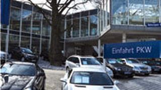 Das Mercedes-Autohaus Jürgens nutzt seine Lage an einer stark befahrenen Straße, um seine jungen Sterne zu präsentieren. (Archiv: Vogel Business Media)