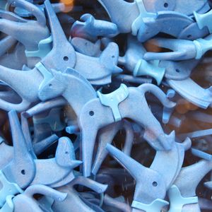 Im Zuge der VDMA-Nachhaltigkeits-Initiative „Blue Competence“ wurden blaue Playmobil-Pferde in Düsseldorf verteilt.