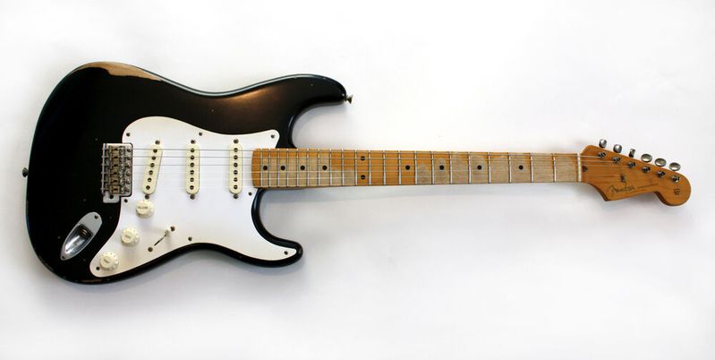 This image shows a Fender Road Worn 50s relic Stratocaster E-Guitar. 