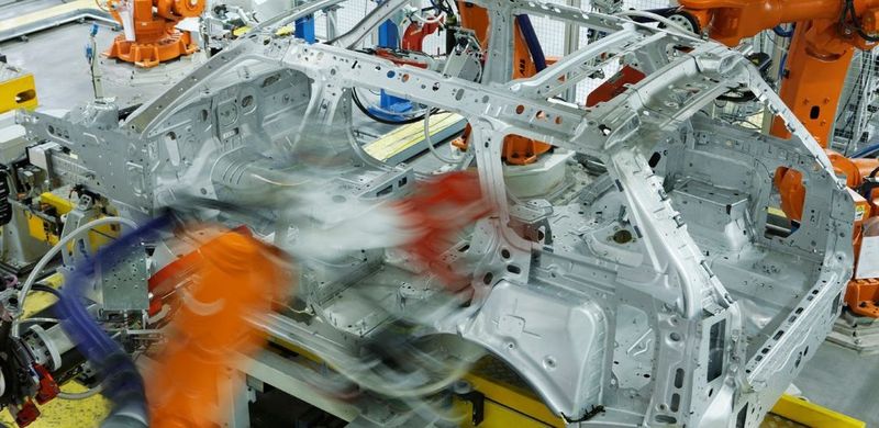 Jaguar Land Rover gewann 2014 den Award für die Leichtbaustrategie JLRs. Dieser ganzheitliche Ansatz verbindet die Strategien für Gewichtsreduzierungen im Bereich Karosserie- und Fahrwerkssystem mit denen des Antriebstranges und entsprechenden Sekundäreinsparungseffekten und geht mit einem verstärkten Einsatz von recycelten Materialien und einem niedrigerem Energieverbrauch in der Produktion einher. (Bild: Jaguar Land Rover)