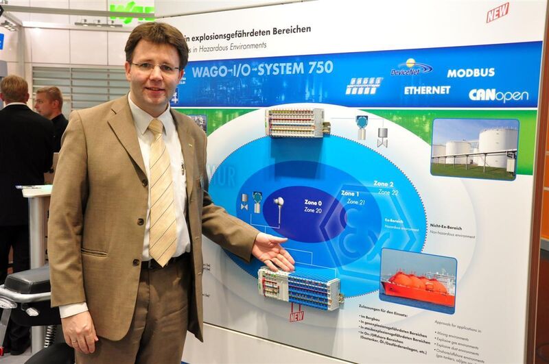 ... beispielsweise zum Thema Eigensicherheit. Marco Henkel, Leiter Vertrieb Automation, stellt das I/O-System 750 vor, das für den Einsatz in explosionsgeschützten Bereichen konzipiert wurde.  (Archiv: Vogel Business Media)