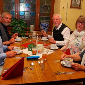 Vogel-Verkaufsleiterin Anna Menzel (re.) im Kreise potenzieller Kunden und …