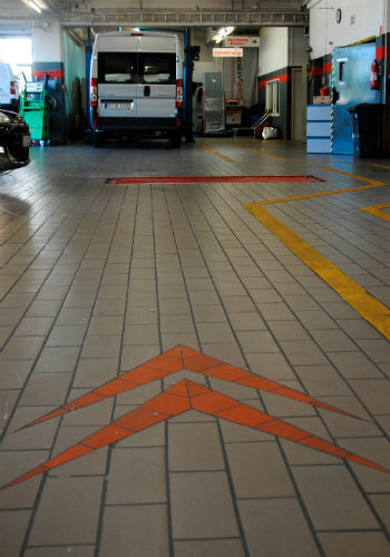 Klares Zeichen: Der in den Boden integrierte Citroën-Doppelwinkel gibt den Weg vor. (Baeuchle)