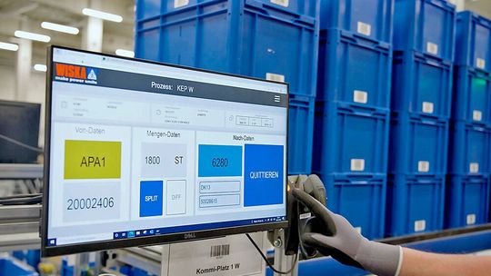 Wiska hat in Kaltenkirchen einen neuen Produktions- und Logistikbau errichtet, der sozusagen mitwachsen kann. Viastore und Prismat sorgten dafür, dass das digital klappt. Hier ein Blick auf einen Touchscreen, der die Interaktion mit dem SAP-System im Logistikalltag erleichtert. Wiska hat in Kaltenkirchen einen neuen Produktions- und Logistikbau errichtet, der sozusagen mitwachsen kann. Viastore und Prismat sorgten dafür, dass das digital klappt. Hier ein Blick auf einen Touchscreen, der die Interaktion mit dem SAP-System im Logistikalltag erleichtert.