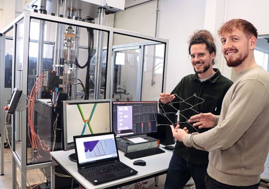 Jörg Straub und Alex Eckhardt nutzen die Kombination von Prüfmaschine, Simulationsmodell und physischen Komponenten, um Erkenntnisse über die Beanspruchung von Fishfarming-Netzen zu gewinnen.(Bild:  Martin Sinzig)