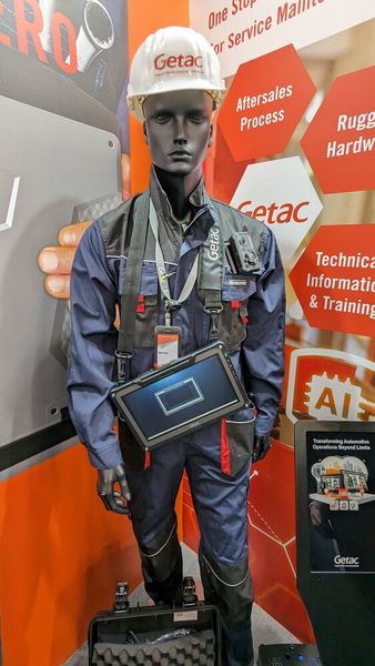Auch wenn Servicemitarbeiter in Kfz-Betrieben anders aussehen: Die robusten Industrie-Laptops und -Tablets von Getac kommen auch in immer mehr Werkstätten zum Einsatz. (Bild: Dominsky – VCG)