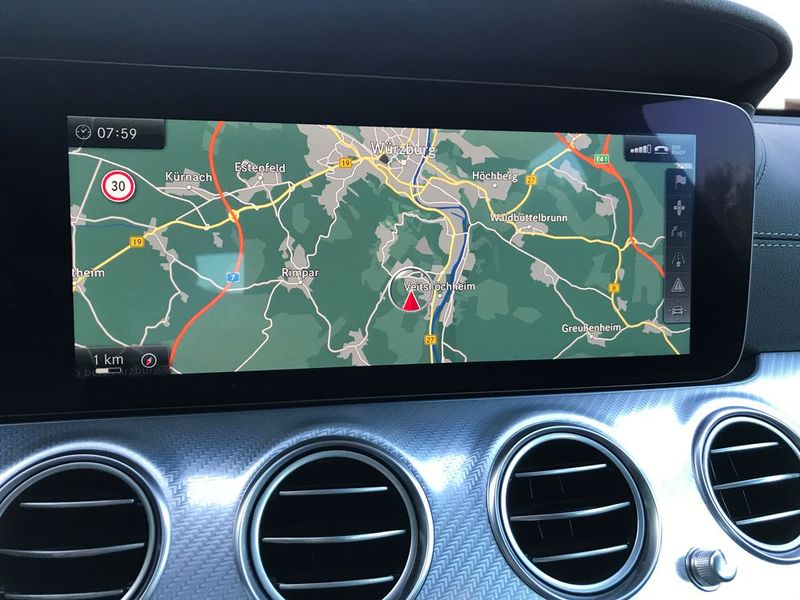 Der brillante „Navigationsfernseher“ zeigt ausreichend Grünflächen in der Umgebung an. (Bild: Michel / »kfz-betrieb«)