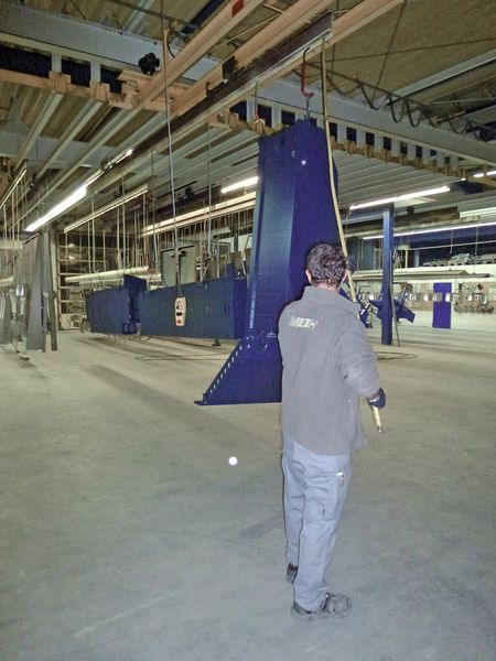 Bild 4: Die Umstellung auf Pulverbeschichtung hat beim Seitenträger einer Bearbeitungsmaschine die Gesamtbeschichtungskosten nicht erhöht. Das Maschinenteil kann nach dem Abkühlen sofort verpackt werden. (Bild: Meeh)