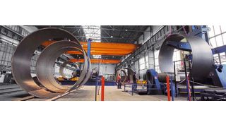 Das Biegen hunderter Ringe pro Monat kann nur mit einem integrierten Walzsystem durchgeführt werden, das eine leistungsstarke, überdimensionale Rundbiegemaschine hat. Schlüsselkomponenten wie eine starke seitliche Stütze, ein stabiler Hochhalter und ein Zuführtisch mit Ausrichtvorrichtung sind dabei die ideale Kombination. (Faccin)