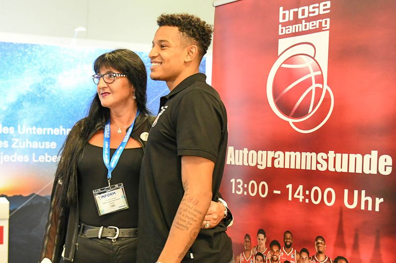 Ein Foto mit dem Basketballstar. (SYSTEAM)