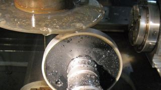 Bild 1: Beim drahterosiven Abrichten von Schleifscheiben wird die gewünschte Kontur berührungslos und unter wenig Materialverlust eingearbeitet. (Bild: ITS)